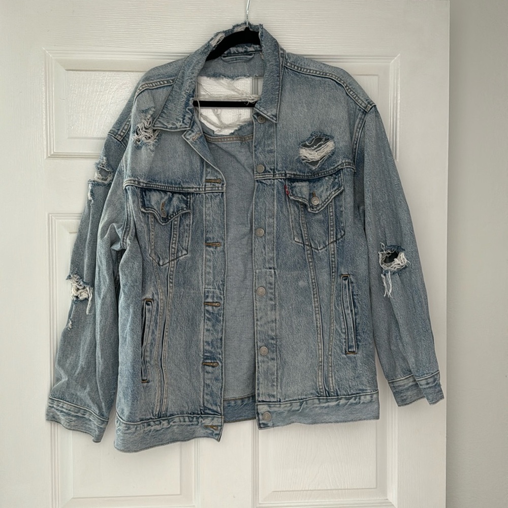 LEVIS VINTAGE DISTRESSED DENIM TRUCKER JACKET